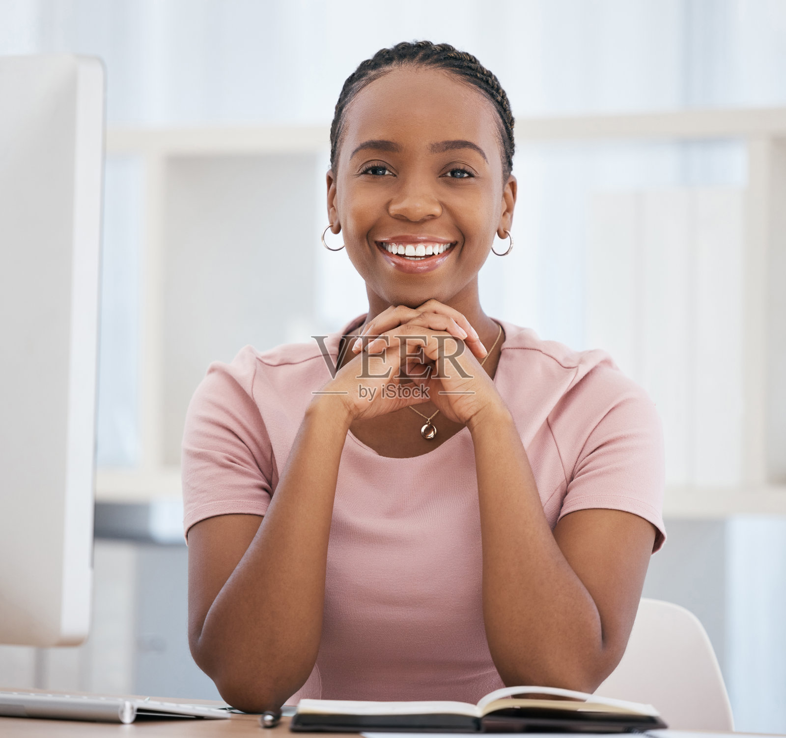 肖像,黑人妇女和业务与笔记本,微笑和自信的创业公司。非裔美国女士,女性企业家和经理,对办公室工作感到自豪,成功和快乐照片摄影图片