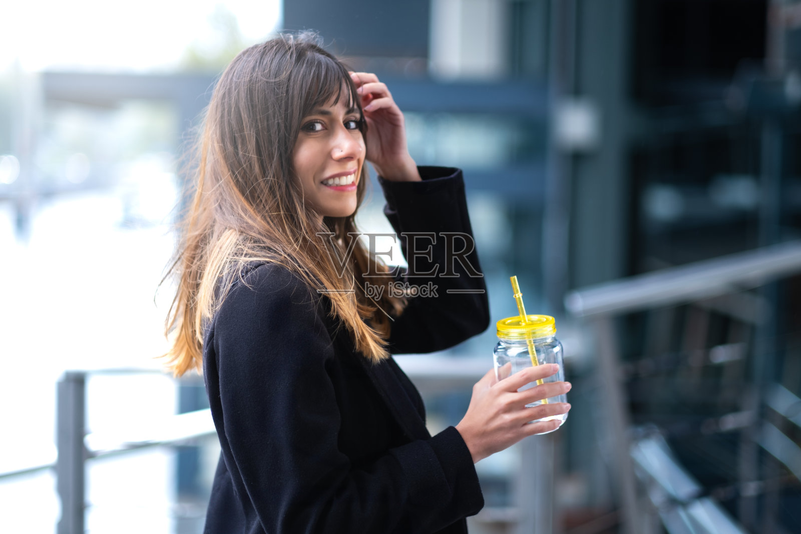 快乐的水合作用:女人,玻璃建筑。照片摄影图片