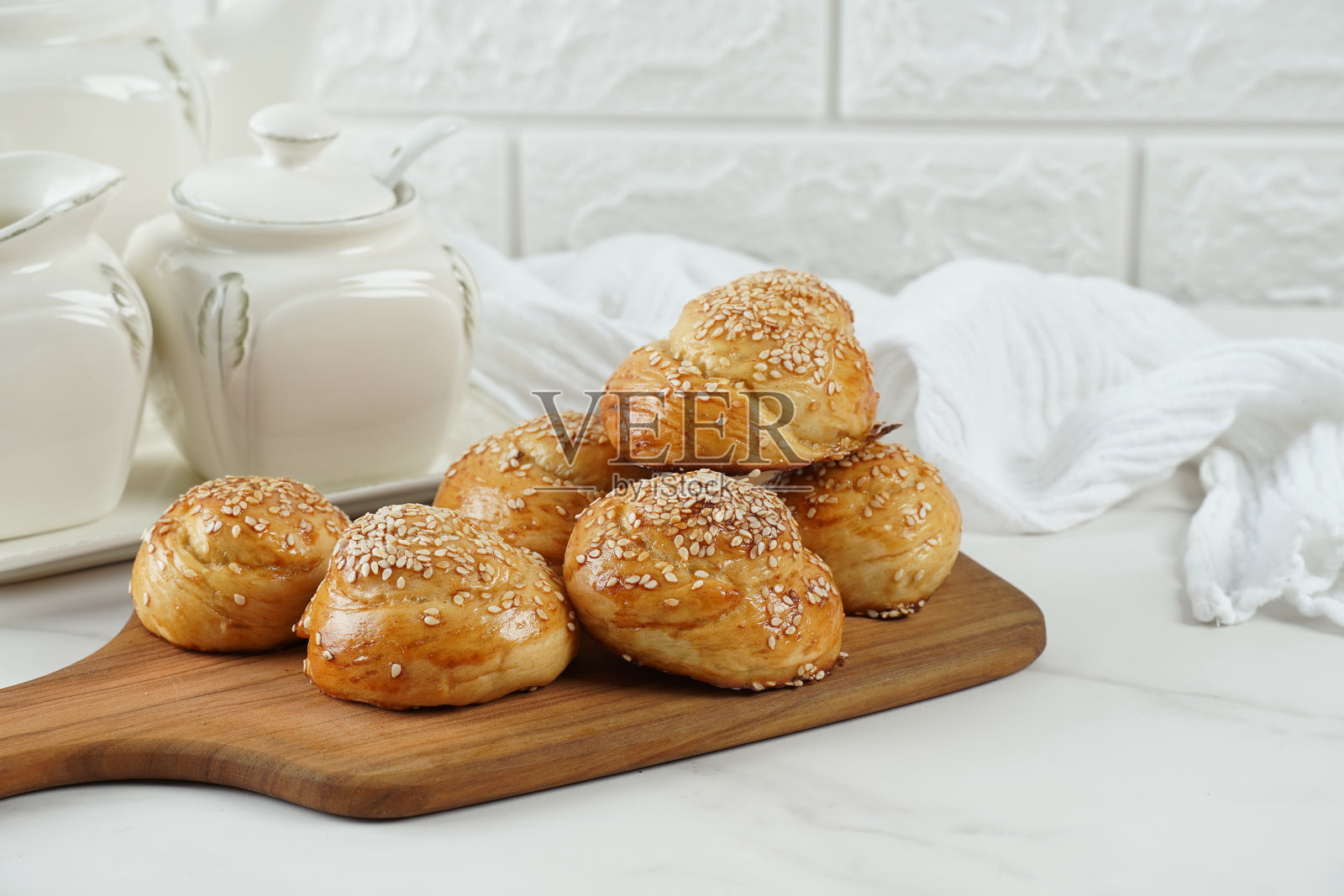 无糖烘焙:带芝麻的圆形面包照片摄影图片