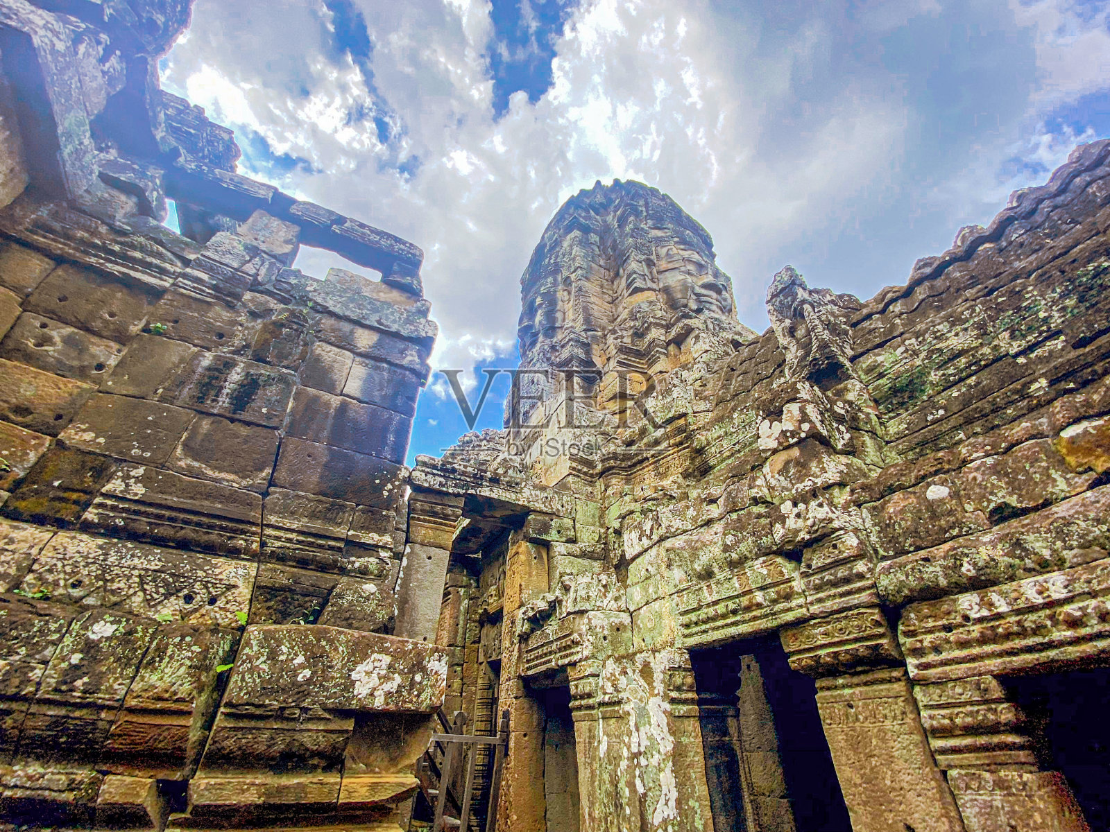 这座三层的巴戎寺是高棉文明的寺庙,位于柬埔寨吴哥的领土上照片摄影图片