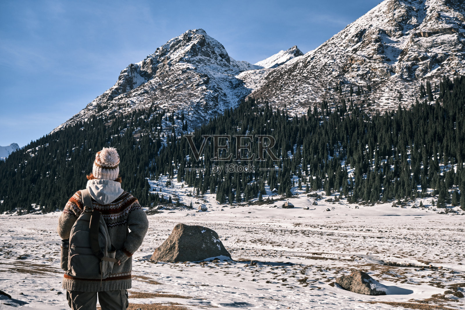 一位46岁的女游客正在冬山峡谷观赏风景照片摄影图片