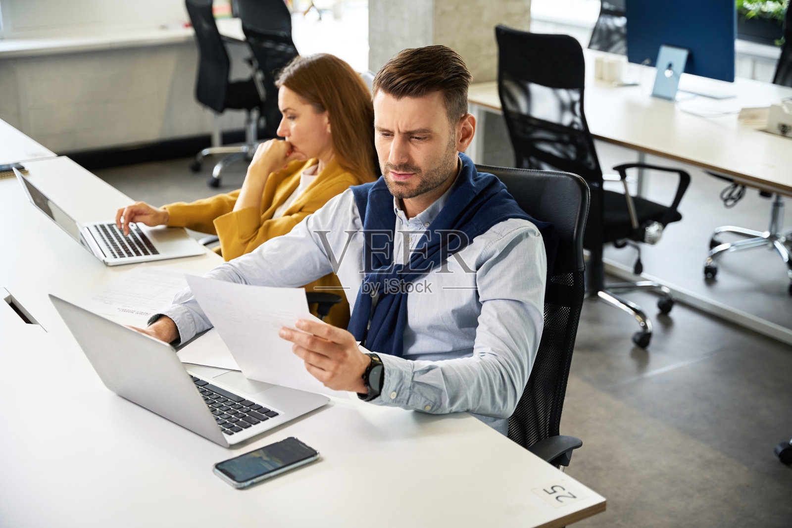 女性和男性在工作场所争吵照片摄影图片