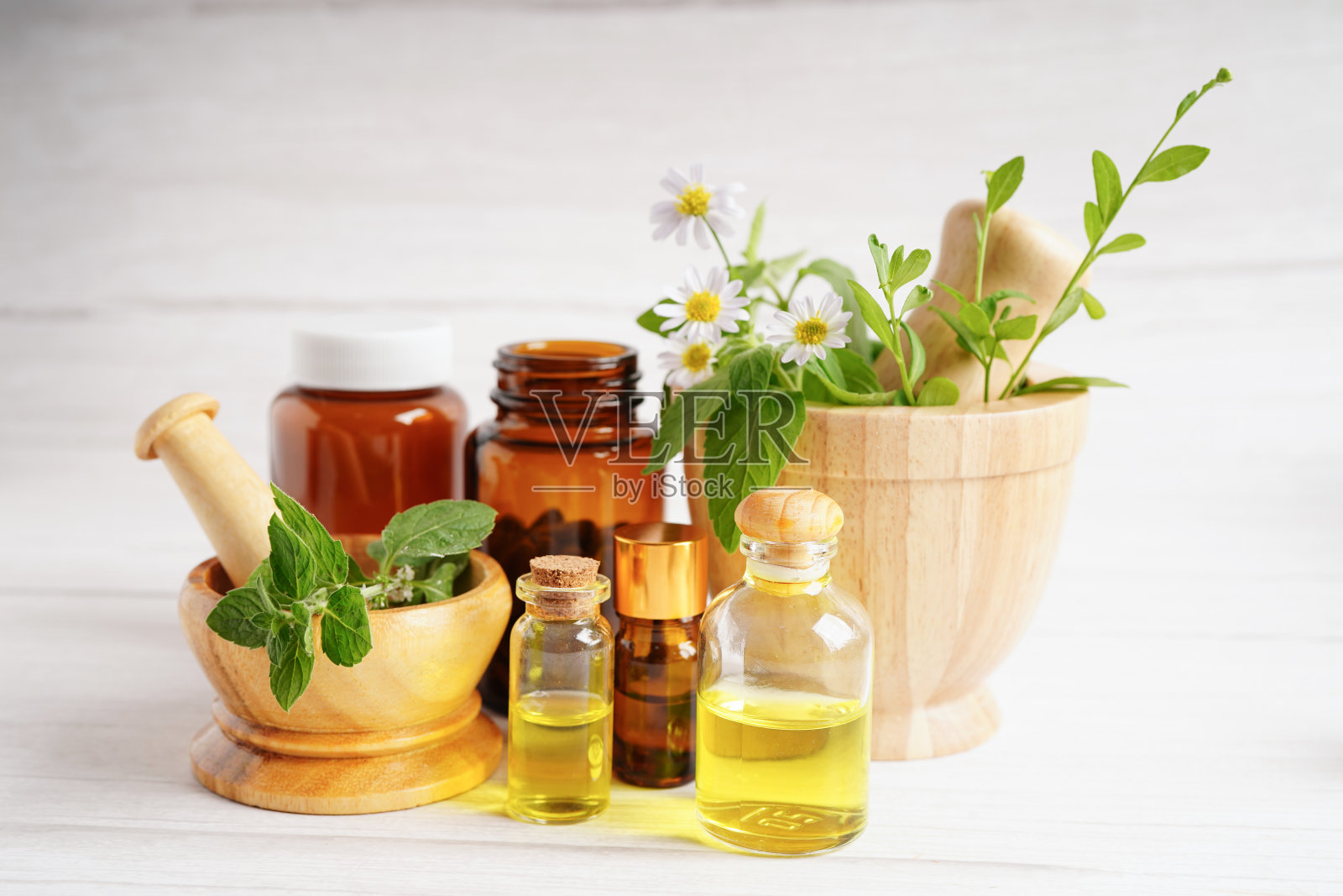 替代医学草药有机胶囊,含有维生素E, omega 3鱼油,矿物质,药物与草药叶天然补充健康美好生活。照片摄影图片