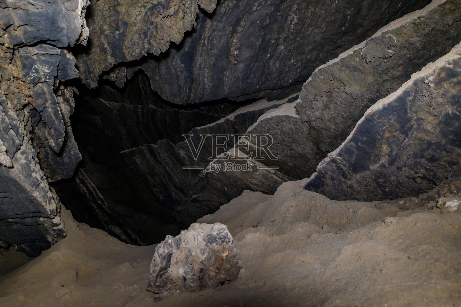 以色列索多玛山上的科隆内尔盐洞照片摄影图片