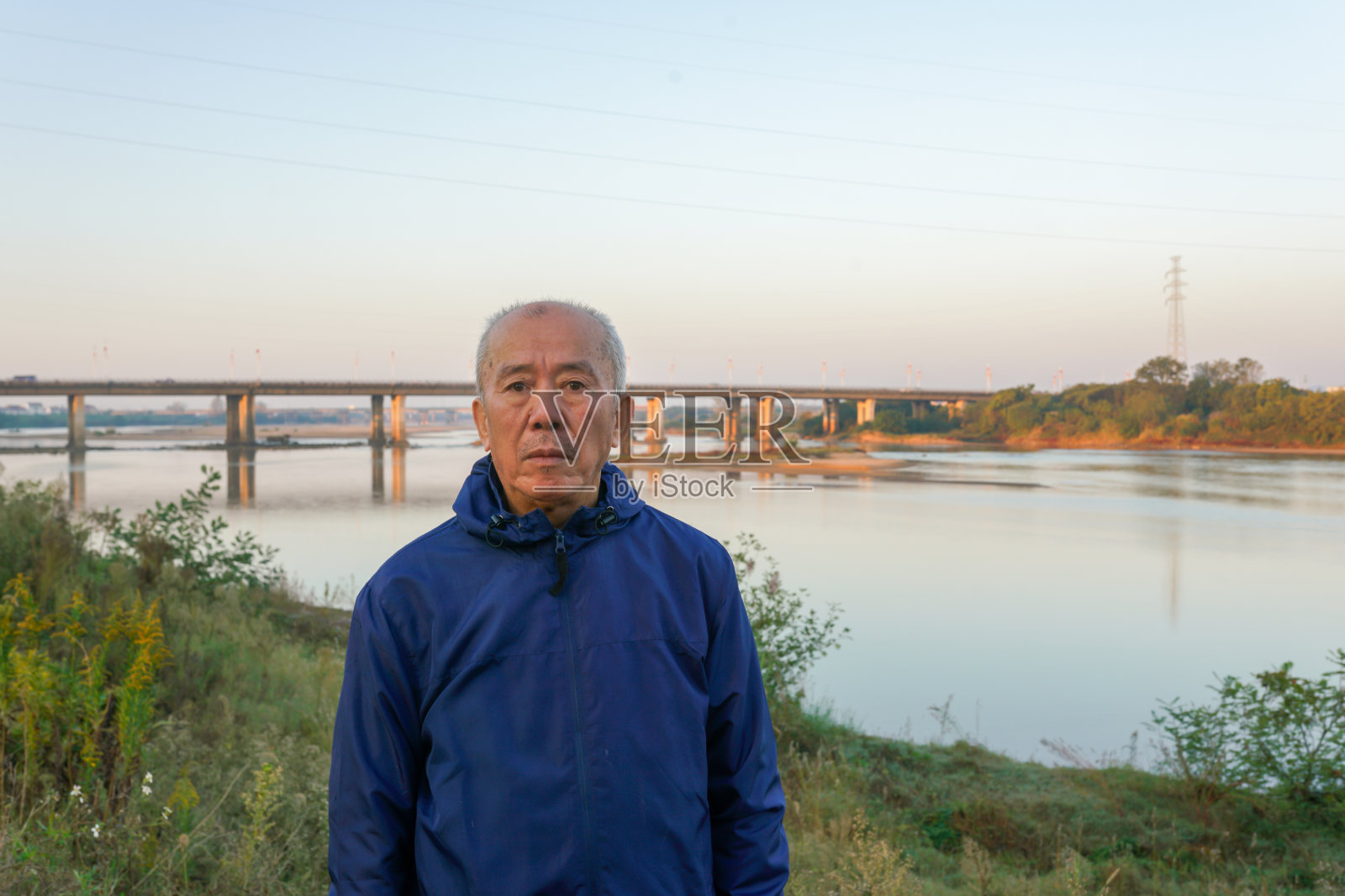 老人早上在水边照片摄影图片