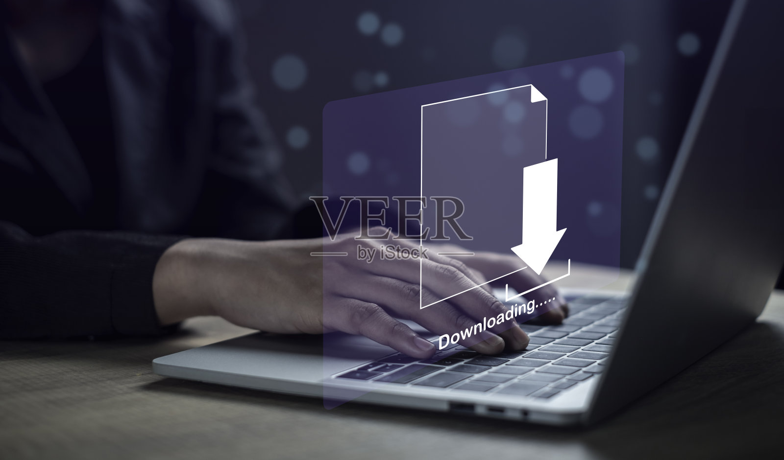 用电脑下载文件的概念。商人下载电脑存储文件或安装软件,等待传输文件的过程与加载。照片摄影图片