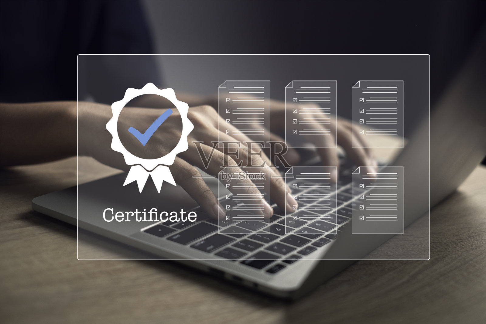 ISO标准质量控制和认证及标准化过程理念。企业绩效管理或国际标准保修。个人在笔记本电脑上显示证书图标。照片摄影图片