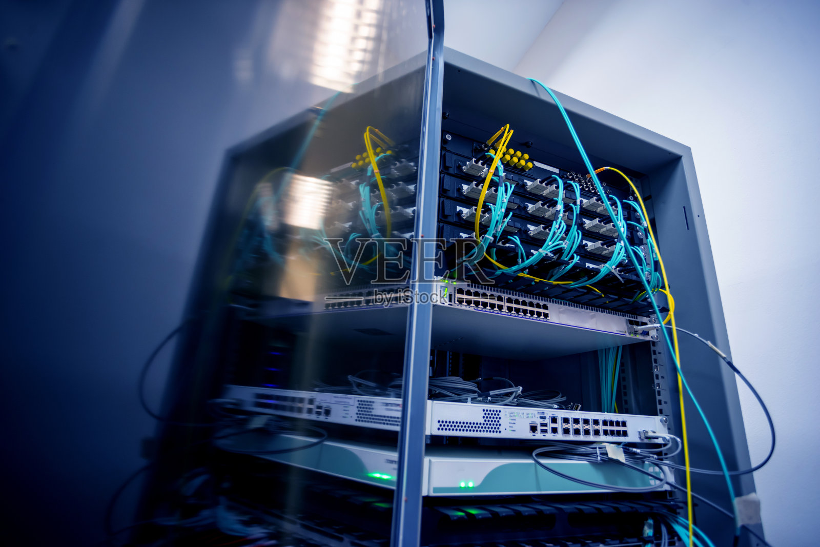 集中连接服务器和路由器/网关,供用户访问各种信息系统照片摄影图片