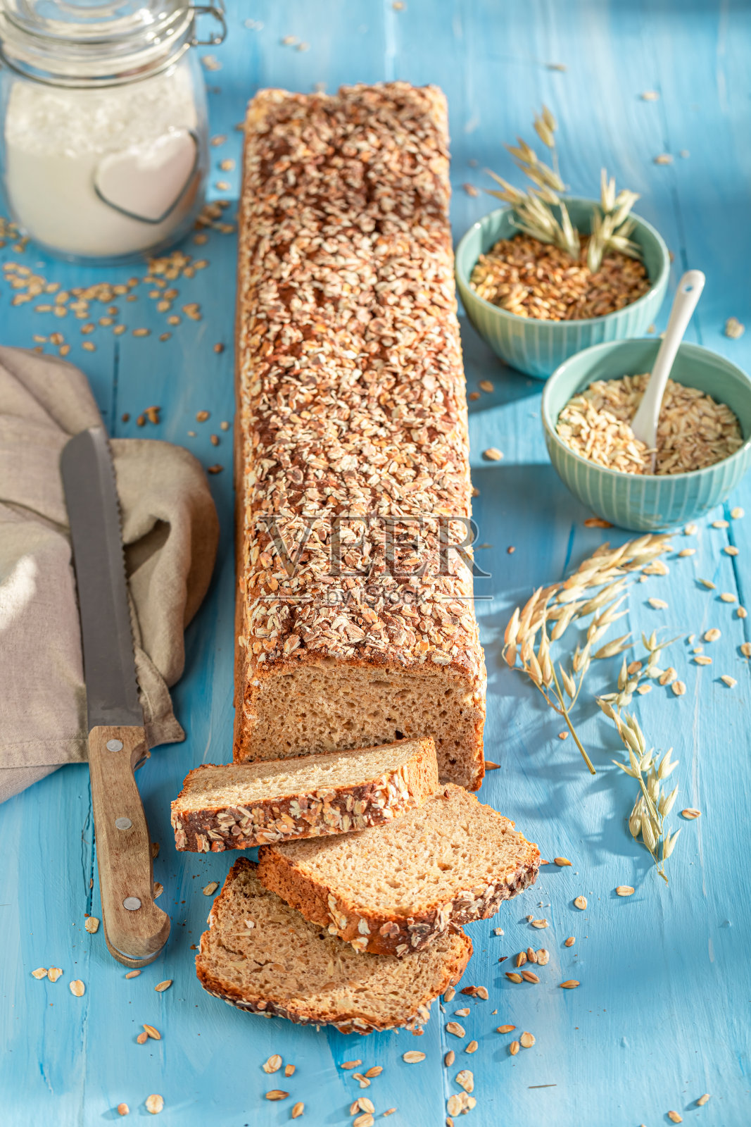 健康的麸皮面包是完美健康的早餐。照片摄影图片