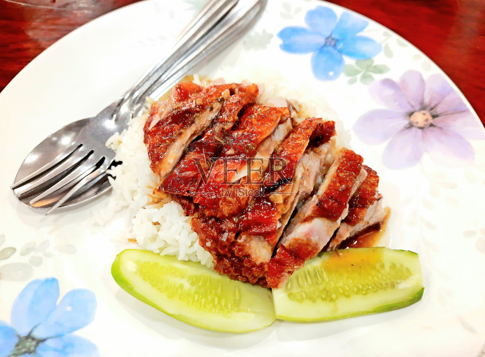 米饭烤鸭——曼谷街头小吃。照片摄影图片