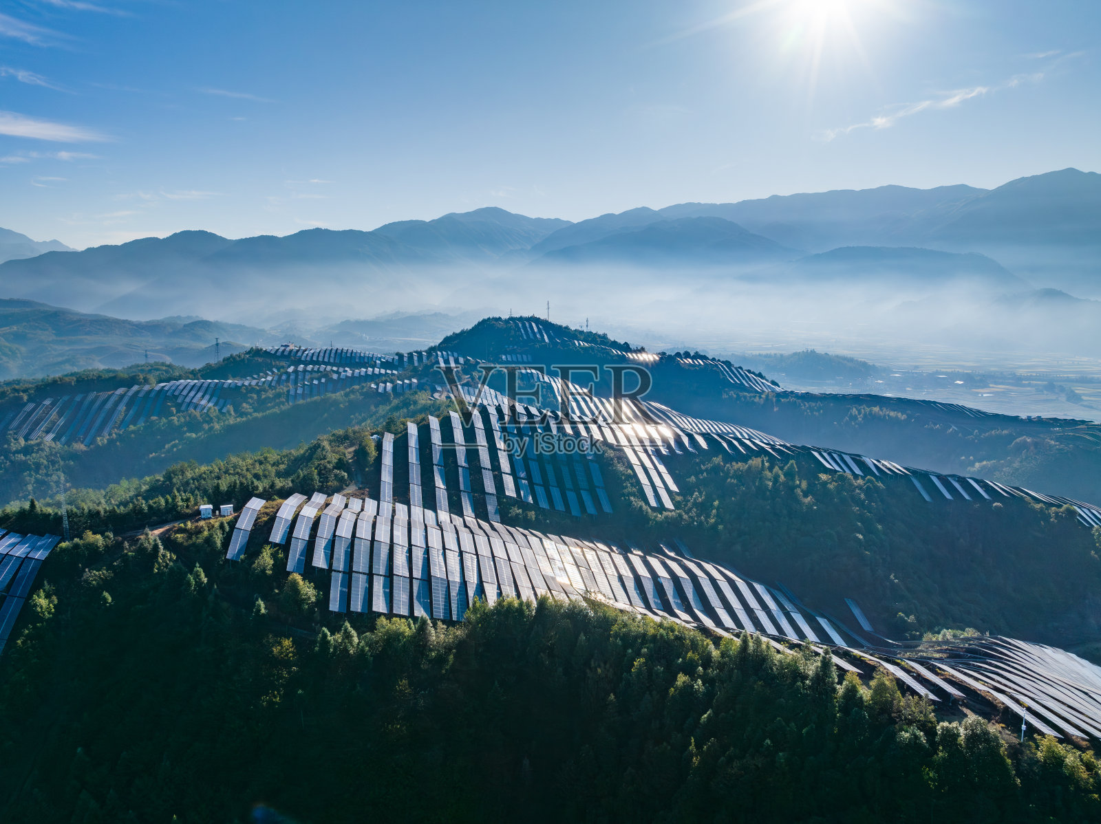 山顶太阳能光伏板的航拍照片照片摄影图片