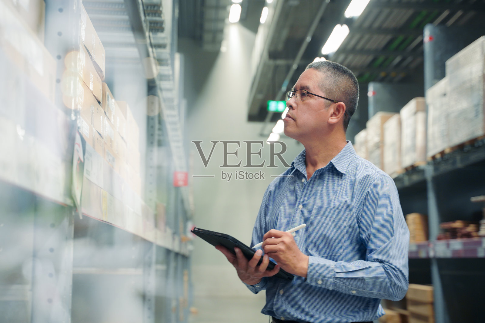 一位老人在仓库里选购家具和家居用品照片摄影图片