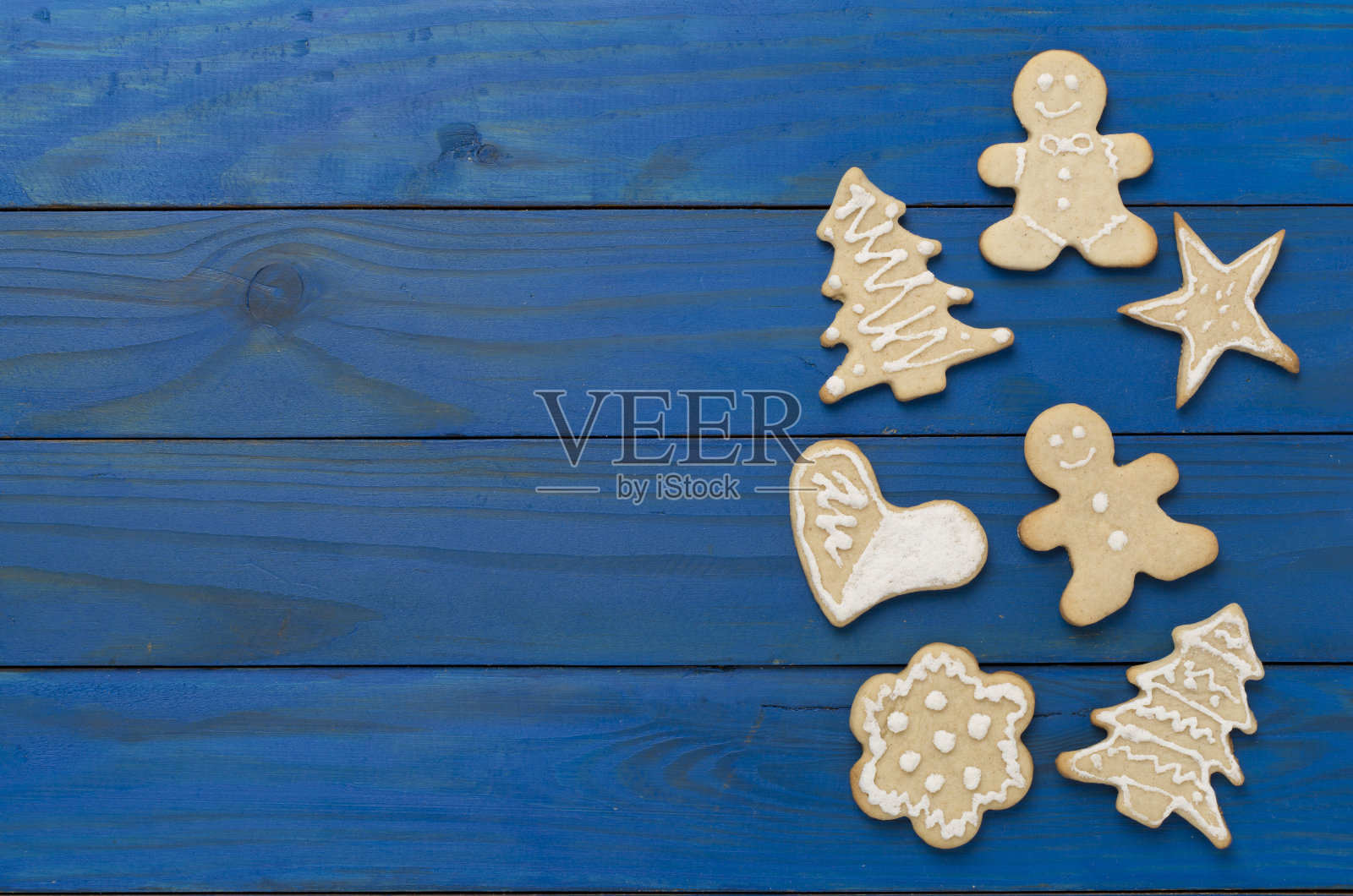 可爱的自制圣诞饼干木制背景,俯视图照片摄影图片