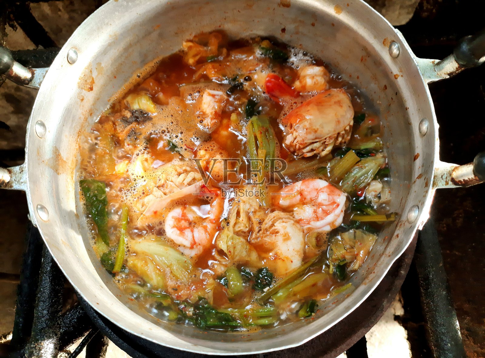 酸罗望子汤混合蔬菜和虾-泰国食物的准备。照片摄影图片