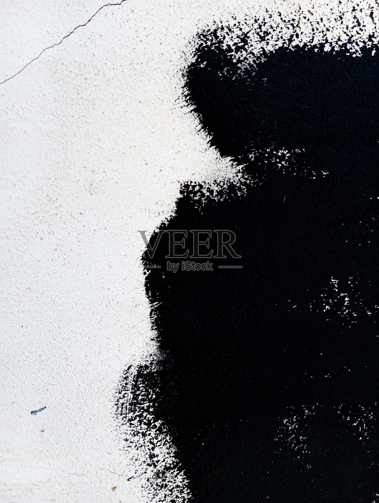 抽象的黑色油漆grunge背景。混凝土墙上有黑色油漆污渍。照片摄影图片