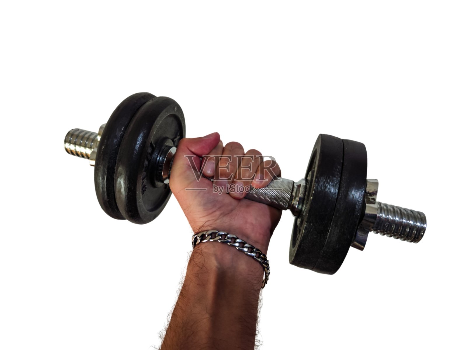 手里拿着哑铃,白色背景上戴着漂亮的手术用钢手镯。照片摄影图片