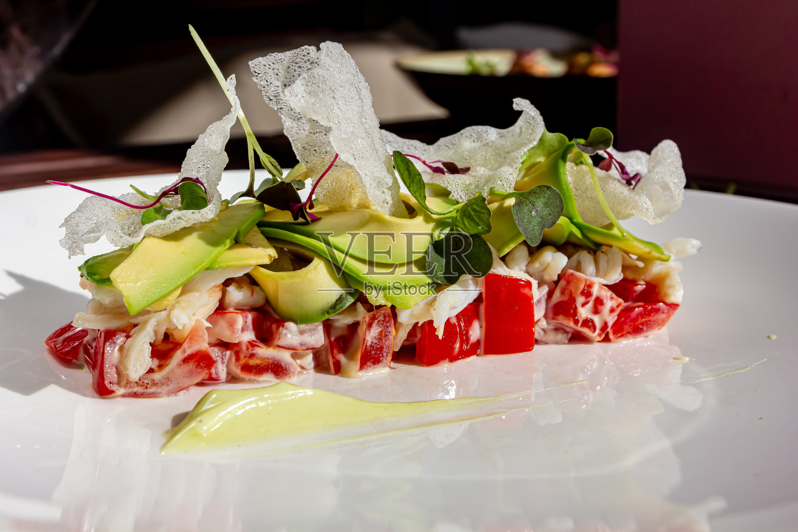 沙拉配蟹、黄瓜、鸡尾酒虾、鳄梨塔塔和芒果酱。从略高的角度看。新鲜多汁的食物。自制的令人垂涎的食物。照片摄影图片