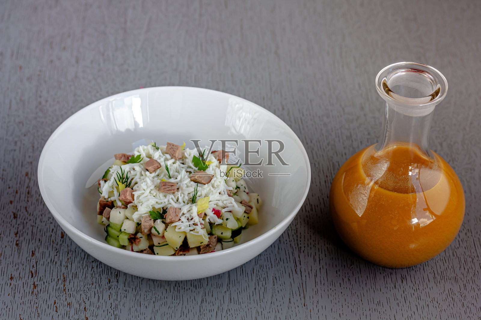 俄克罗什卡-俄罗斯民族食品,有肉,土豆,克瓦斯或开菲尔酒,白底萝卜和欧芹照片摄影图片