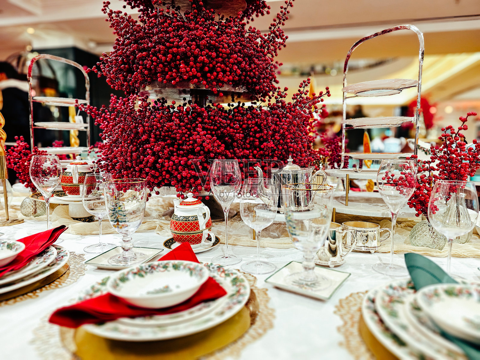 为圣诞大餐装饰的节日餐桌照片摄影图片