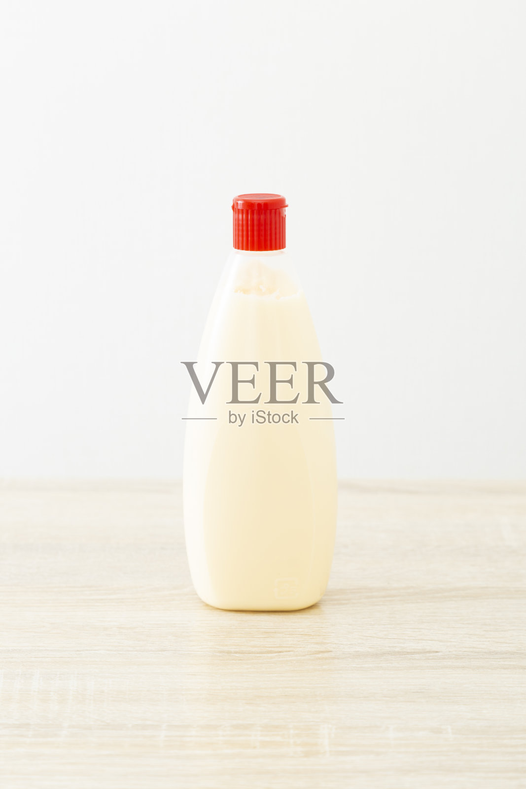 蛋黄酱在桌子上照片摄影图片