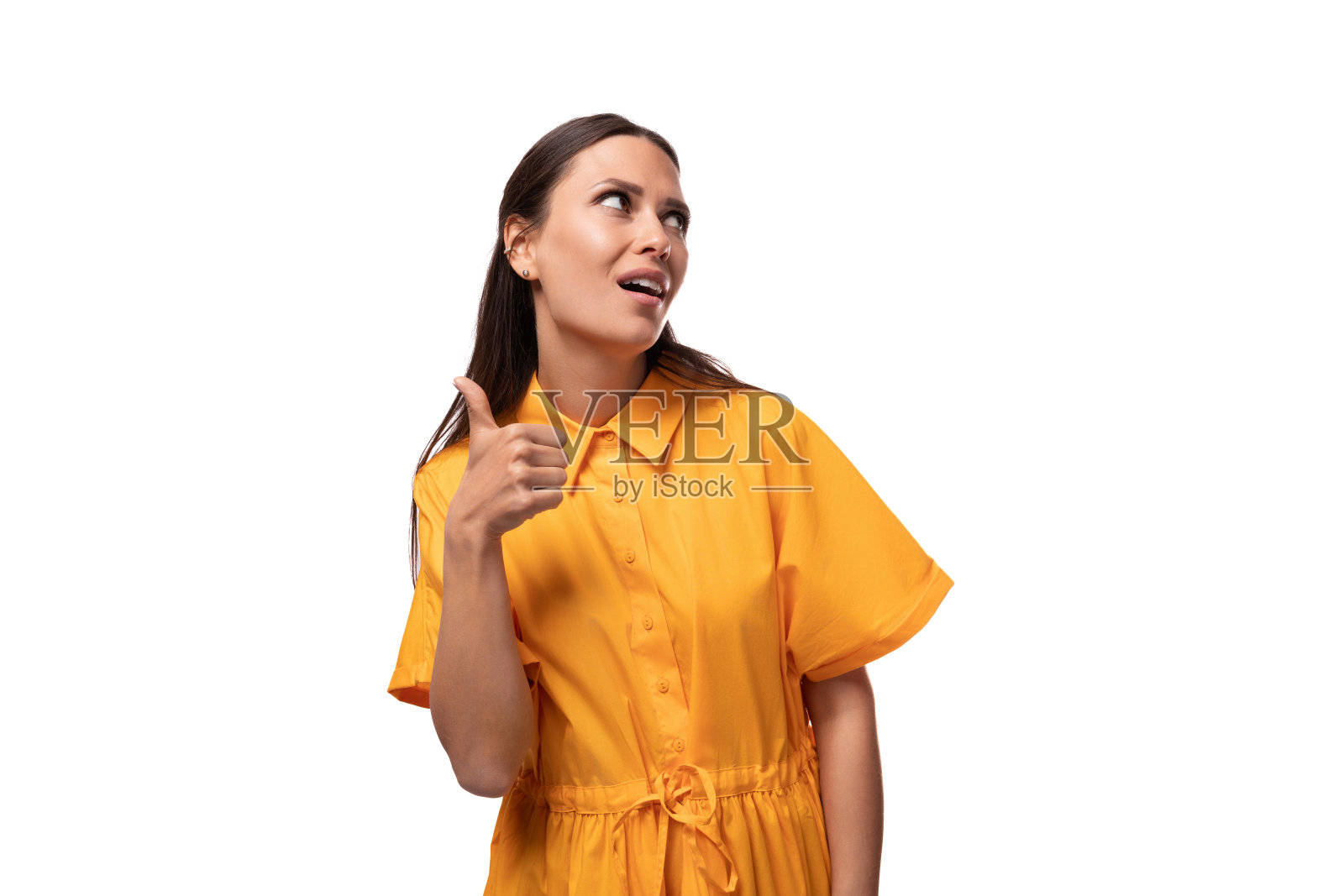 黑头发苗条的女人穿着一件橙色的连衣裙,显示出阶级和喜欢照片摄影图片