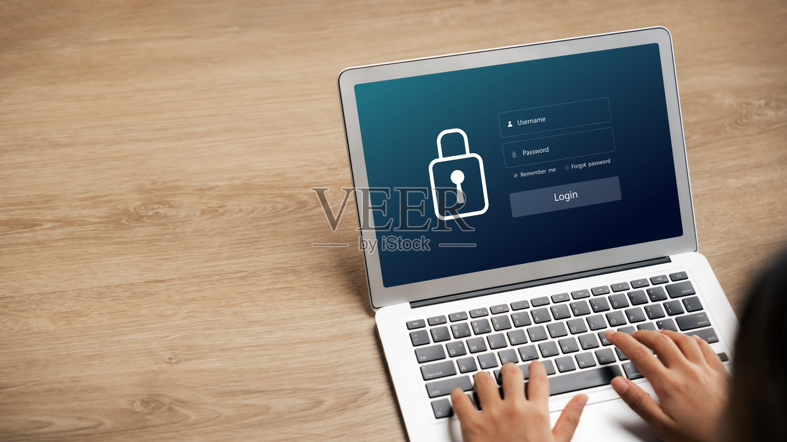保护数据的网络安全和隐私概念。锁图标和互联网网络安全技术。女商人保护笔记本电脑虚拟界面上的个人数据。照片摄影图片