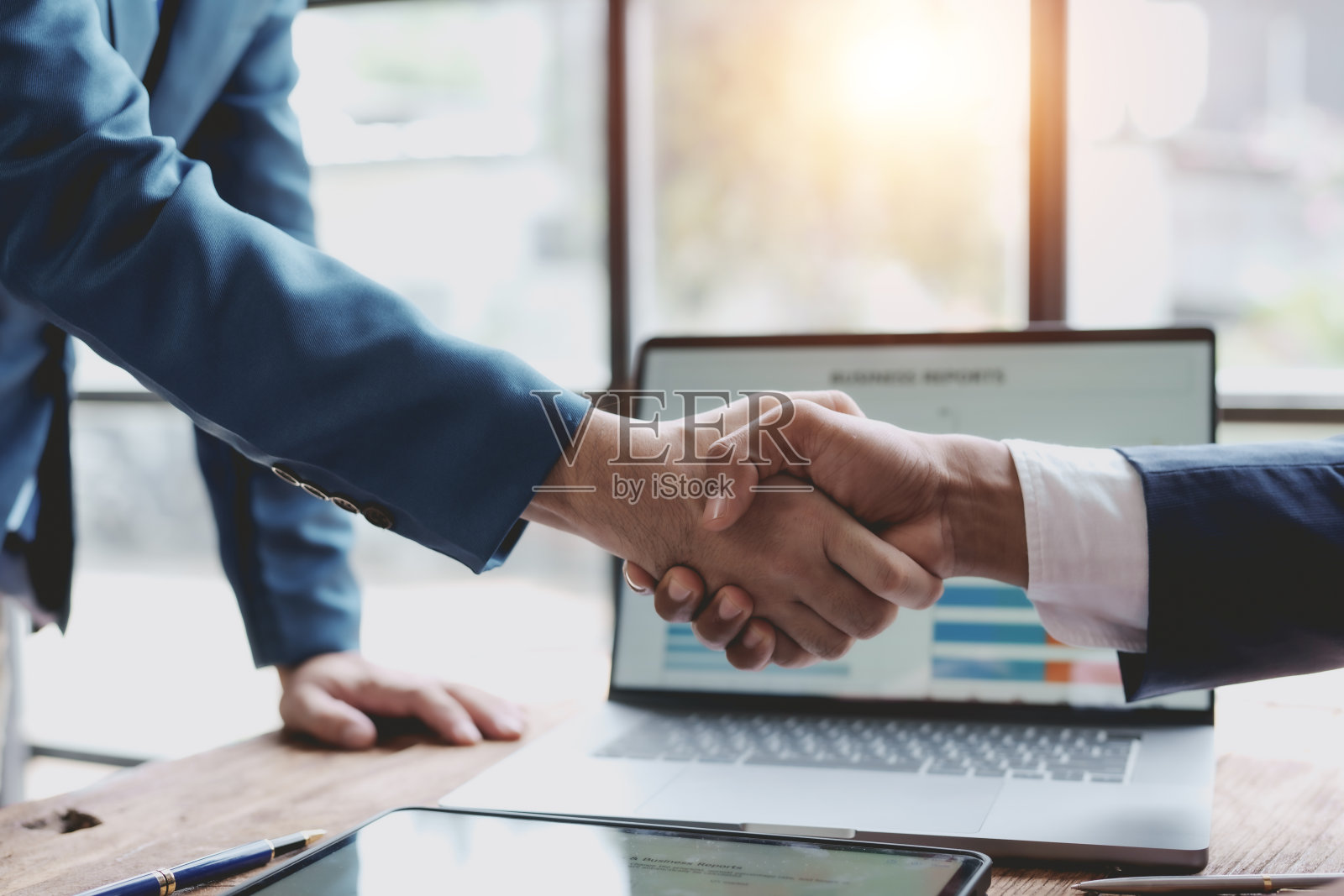 商业上的成功。商务人士握手协议确认在投资业务。成功的商业人士聚在一起。照片摄影图片