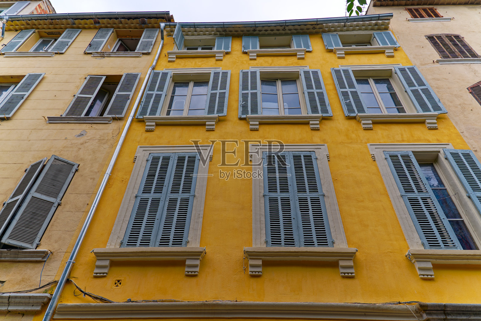 法国南部城镇传统建筑的正面特写。照片摄影图片