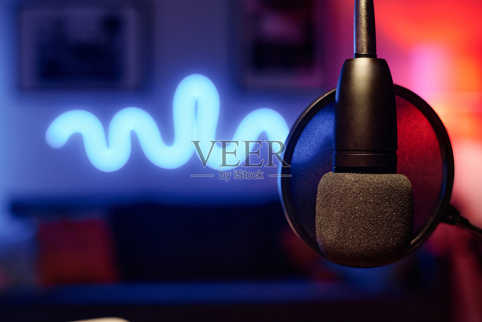 话筒挂在电台主持人工作场所的摄像机前照片摄影图片