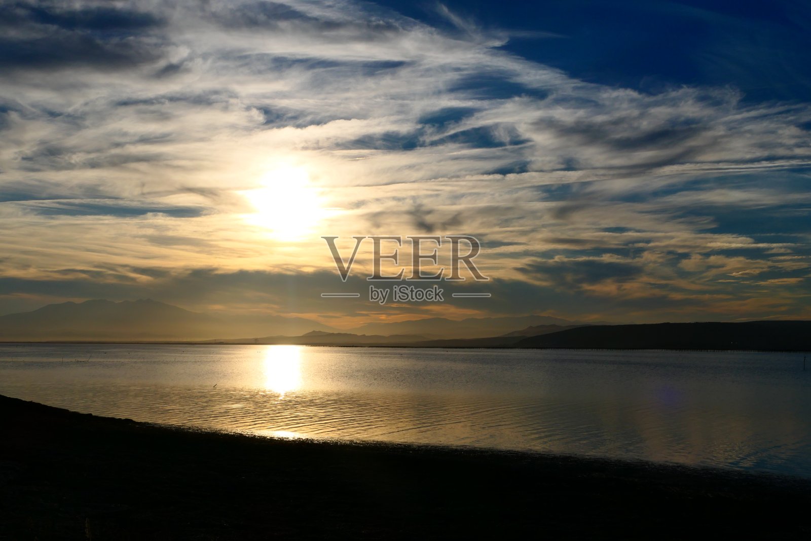 夕阳落在琉加特池塘上,背景是卡尼古河,东方派(pyrsamnsames - orientales)照片摄影图片