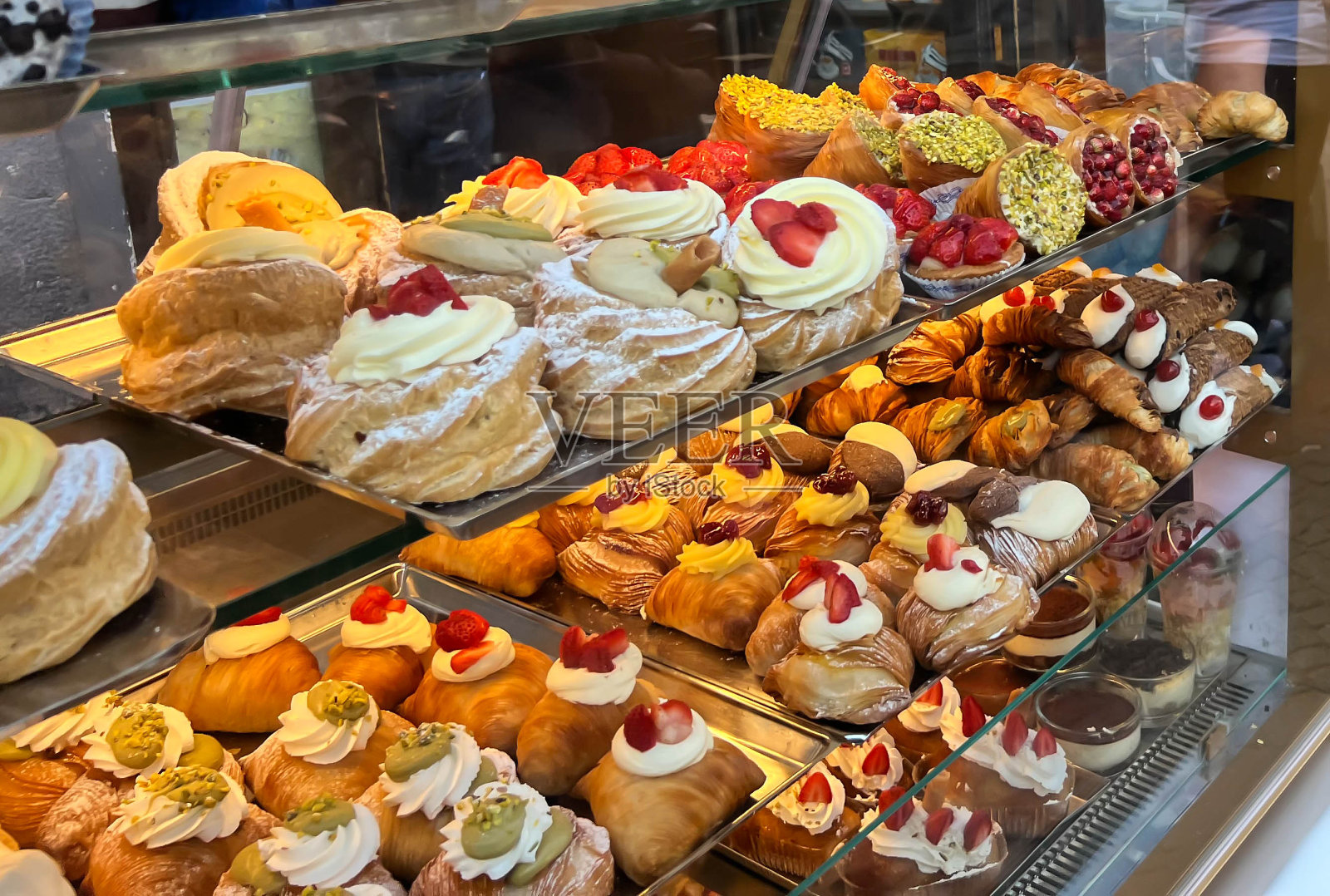 临街的商店橱窗里摆着甜蛋糕。那不勒斯,意大利照片摄影图片