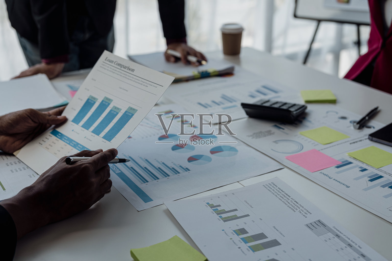 商人们讨论展示成功团队合作成果的图表。商务会议结束,讨论市场形势商务财务概念,特写形象照片摄影图片