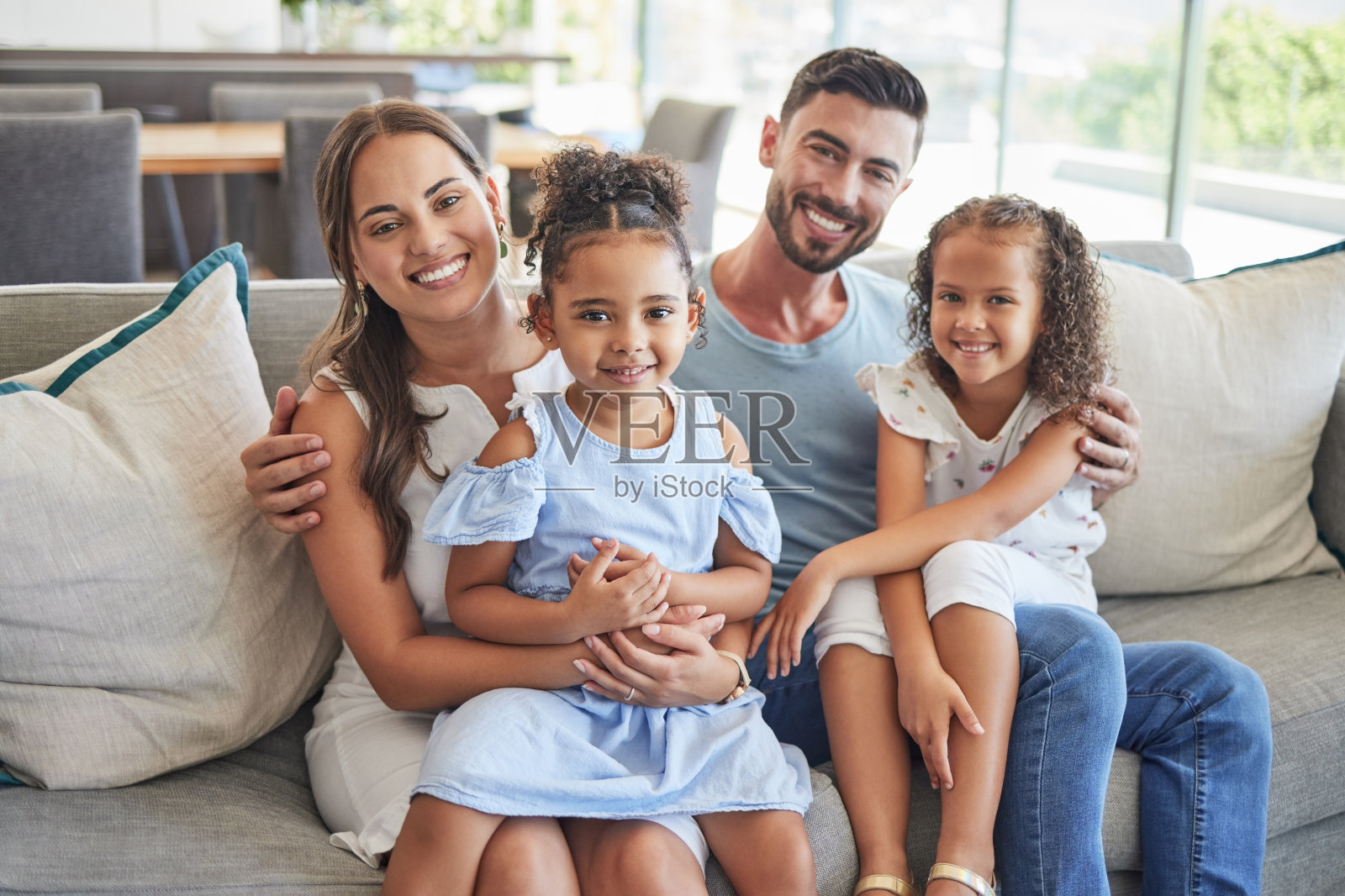 爸爸、妈妈和孩子们一起在家里客厅的沙发上微笑、爱和放松。在一个健康的关系中,在一个快乐、关心和信任的休息室里,幸福的家庭纽带的肖像照片摄影图片