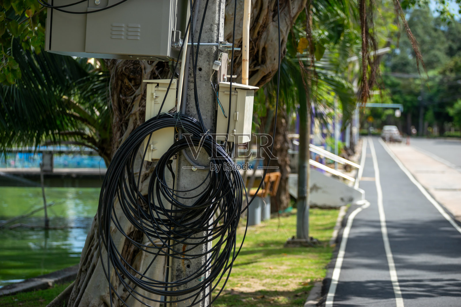 显示电缆排列混乱的电线杆。照片摄影图片
