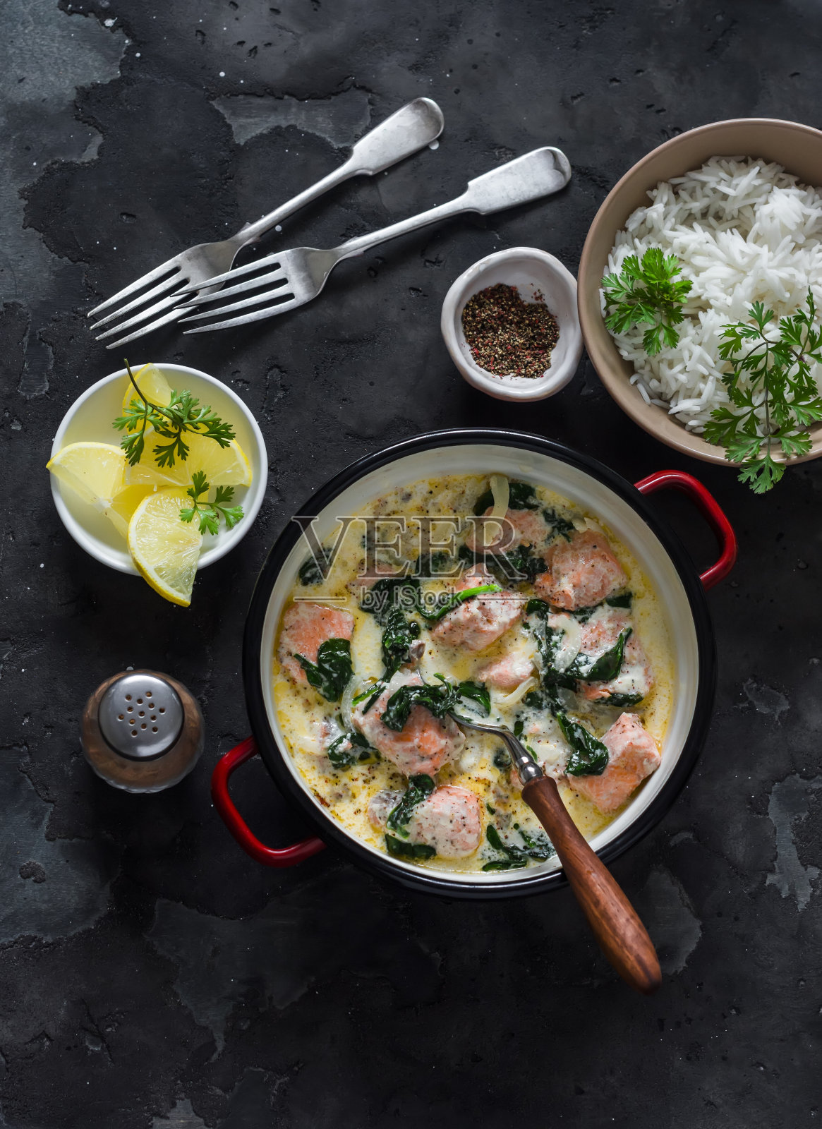 美味均衡的午餐-三文鱼菠菜奶油酱炖和印度香米在黑暗的背景,俯视图照片摄影图片