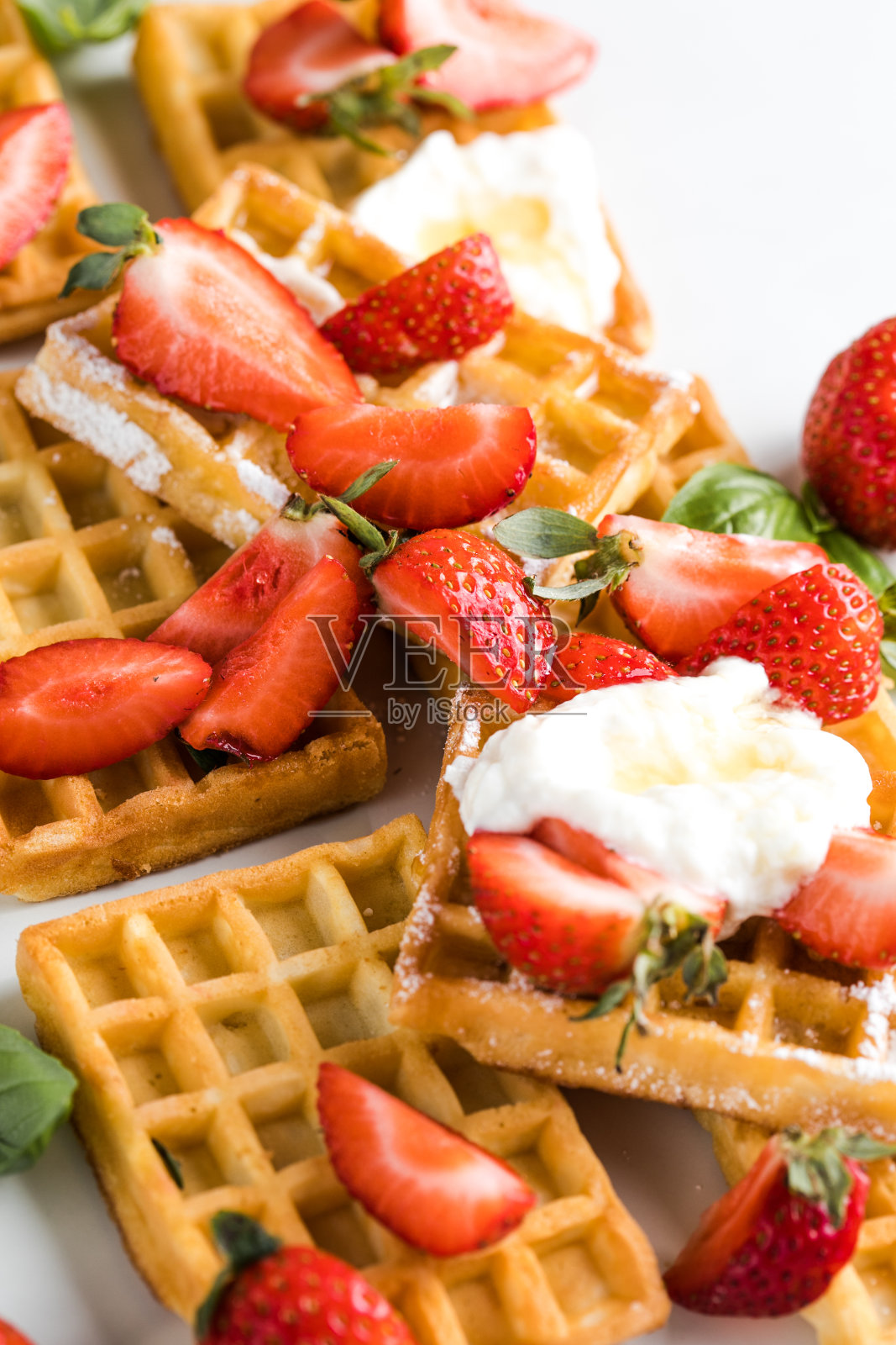 比利时自制草莓和糖粉华夫饼。照片摄影图片