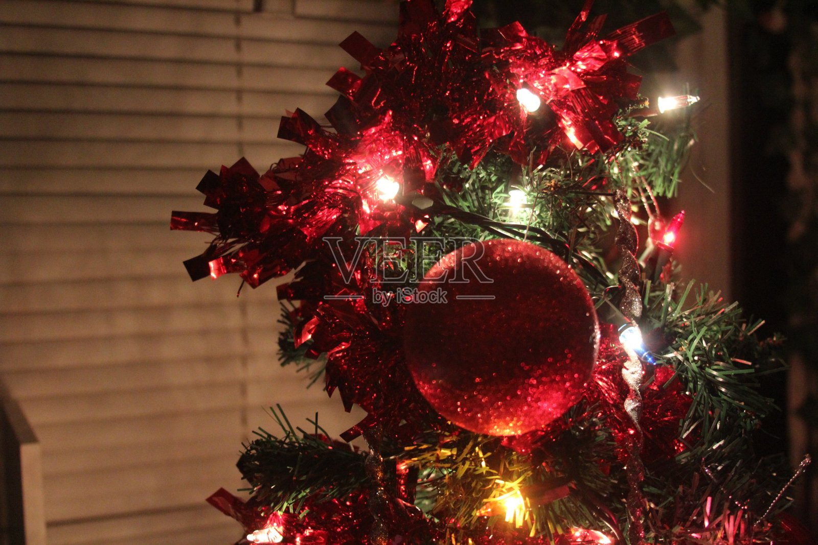 圣诞树上的圣诞装饰照片摄影图片