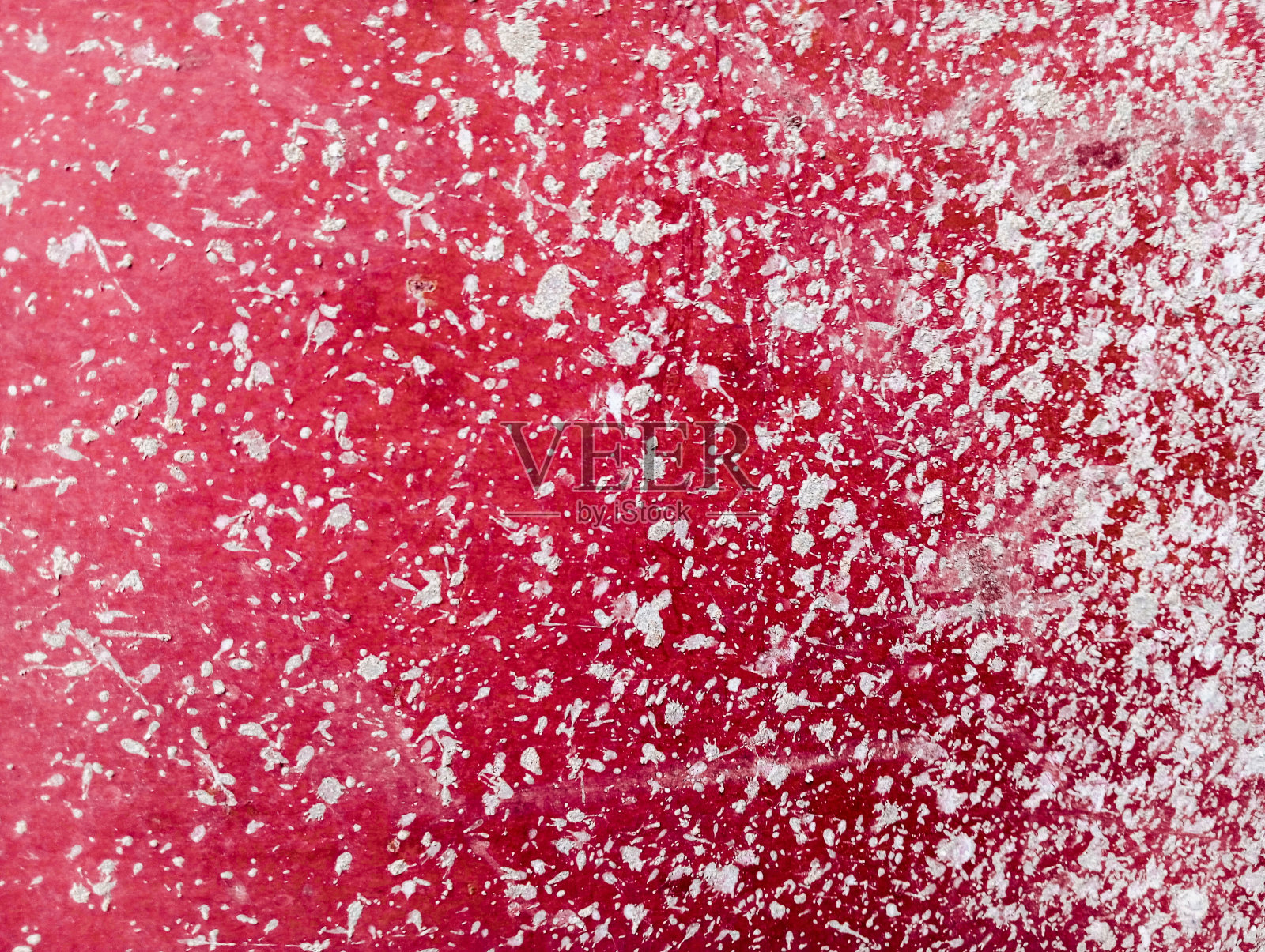 水泥墙被白漆滴染污。白色油漆溅在混凝土水泥墙上。照片摄影图片