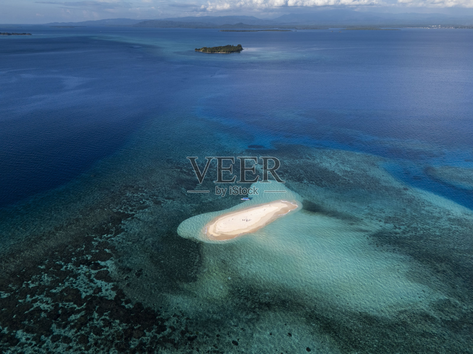 鸟瞰图的Dodola岛位于莫罗泰,摩鹿加群岛,印度尼西亚。照片摄影图片