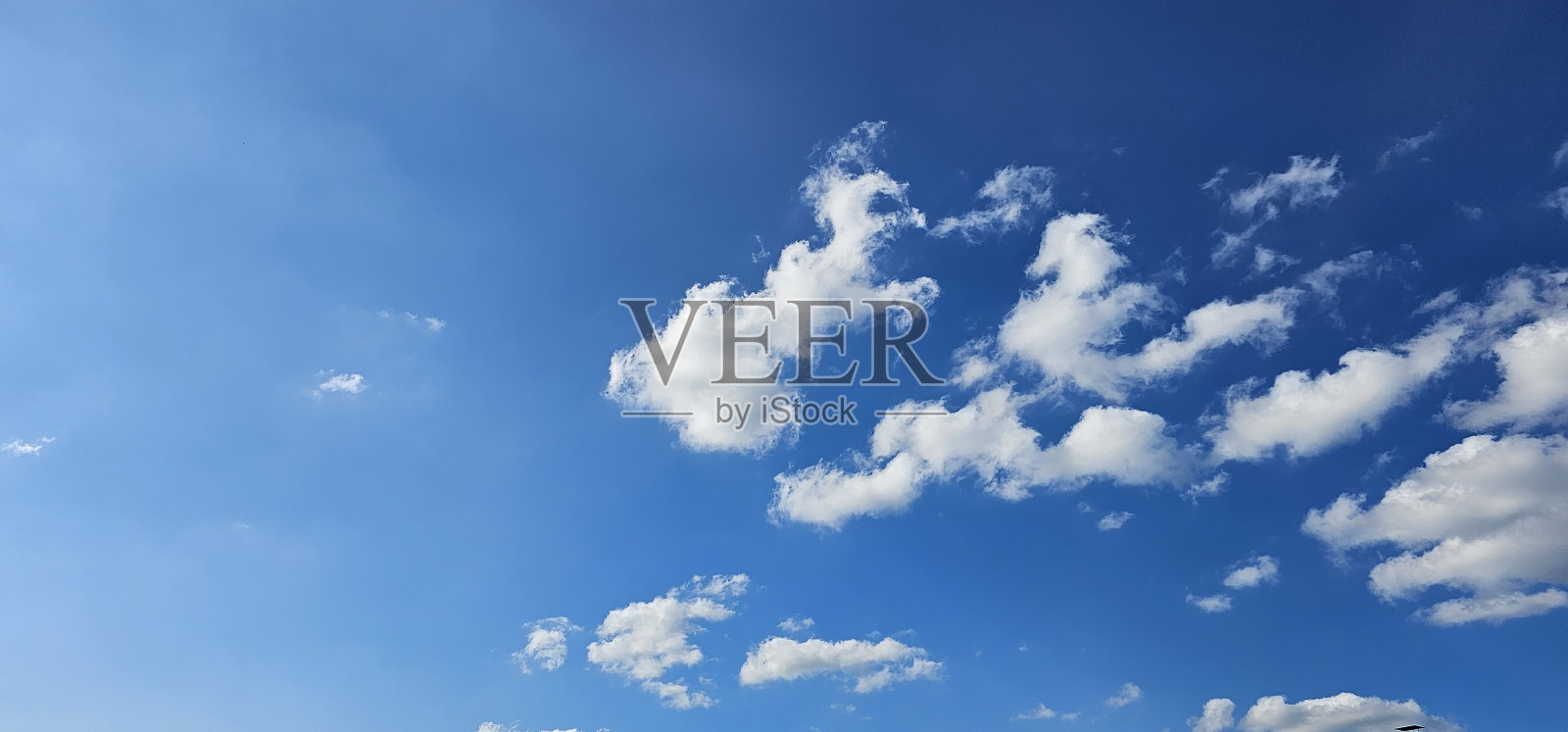 蓝天上美丽的白色积云照片摄影图片