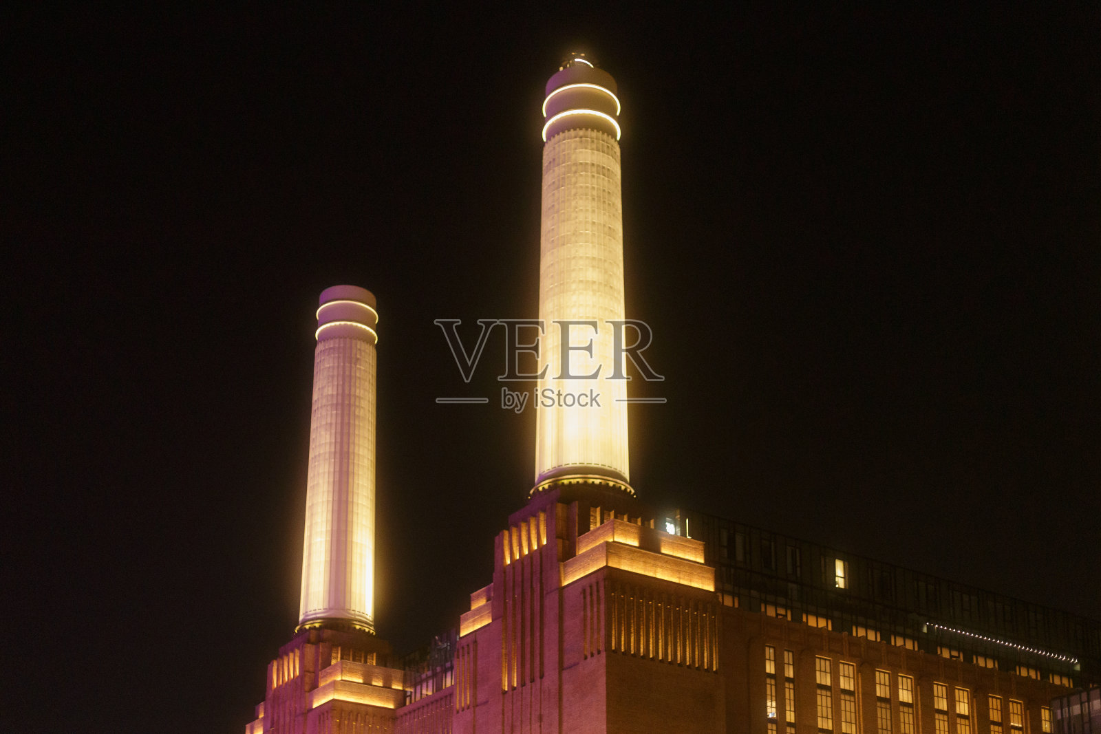 英国伦敦巴特西发电站夜间照明照片摄影图片