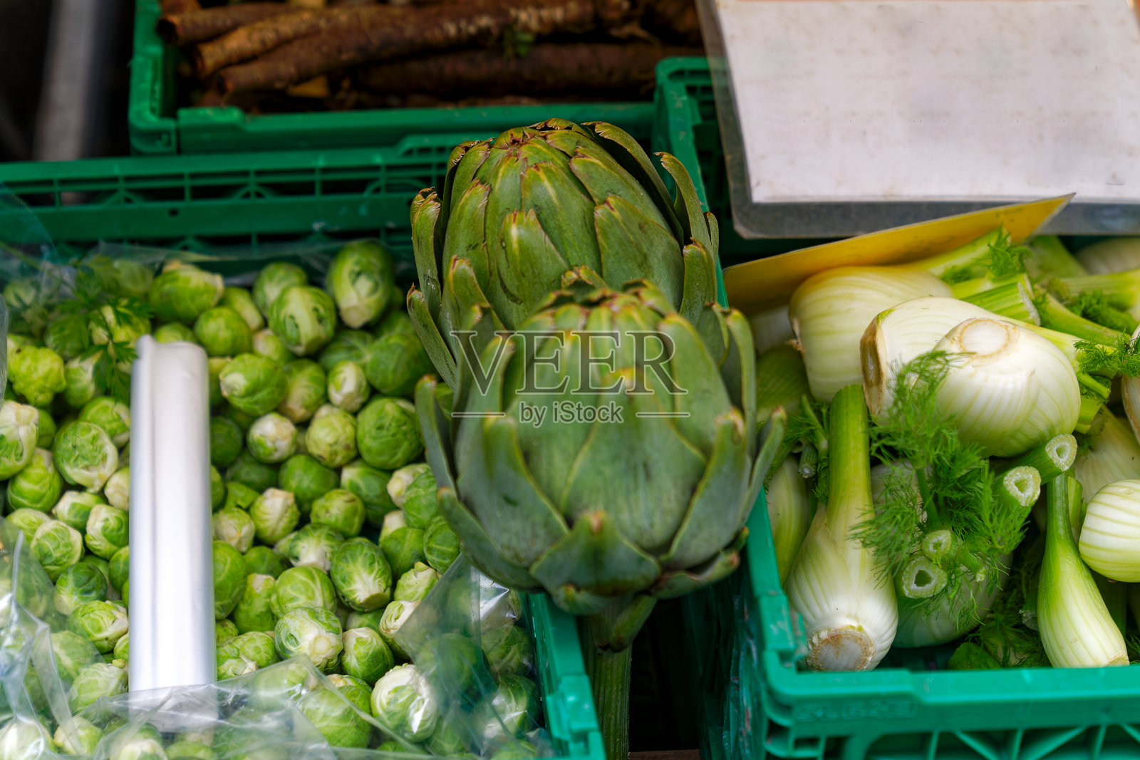 瑞士小镇市场摊位上的蔬菜的高角度视角。照片摄影图片