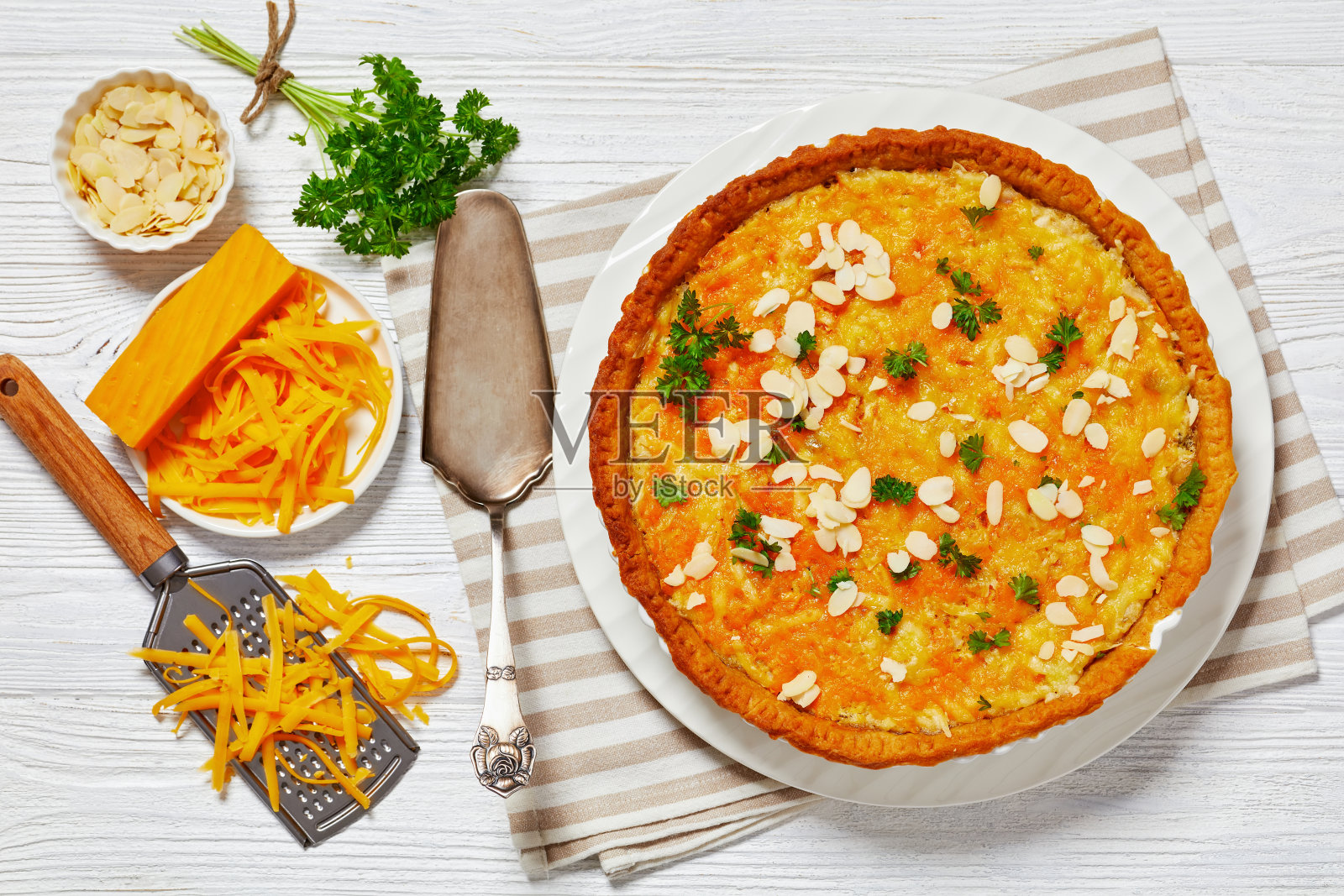 菠萝鸡肉派配杏仁和奶酪照片摄影图片