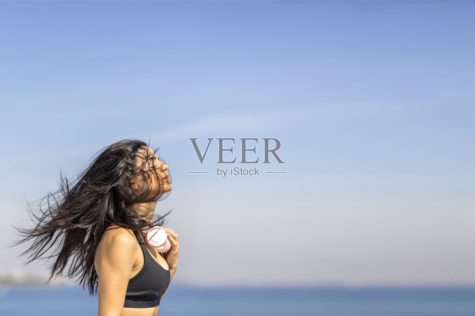 年轻漂亮的女人,在海边晨练照片摄影图片