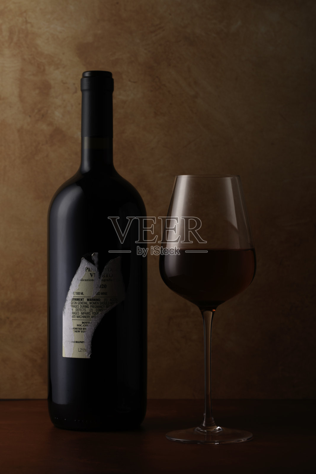 一瓶葡萄酒和一杯红酒照片摄影图片