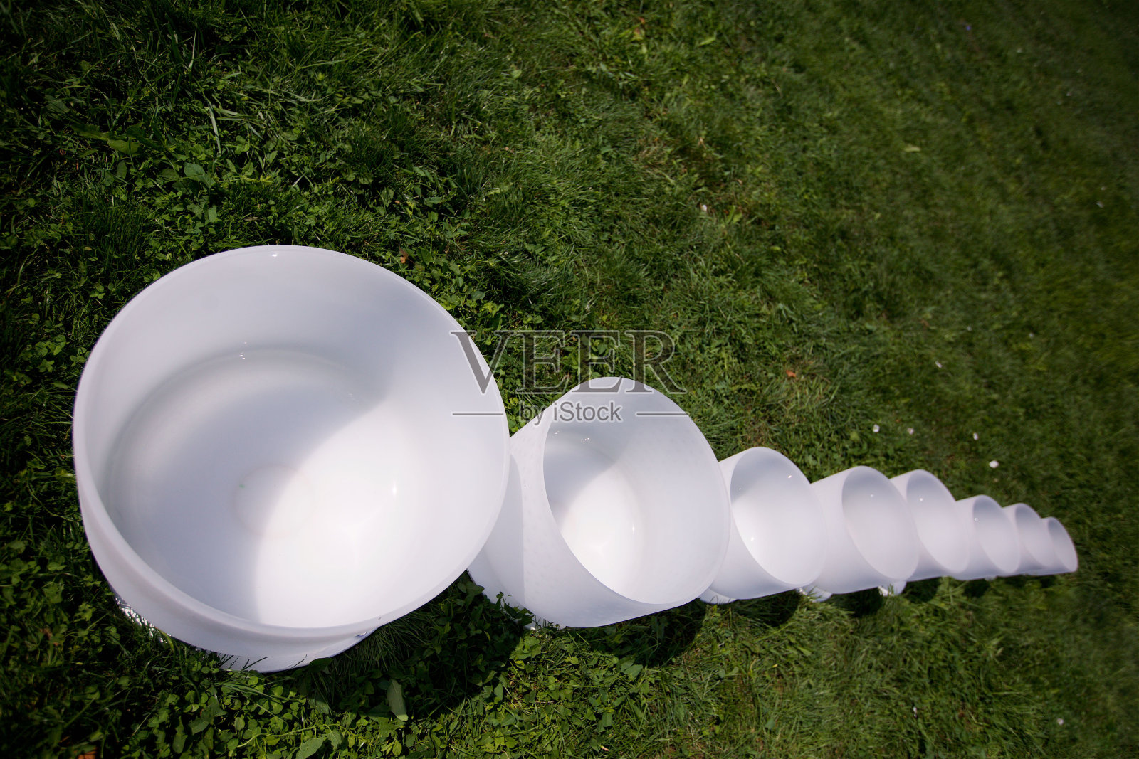 用于演奏音乐的水晶碗。照片摄影图片