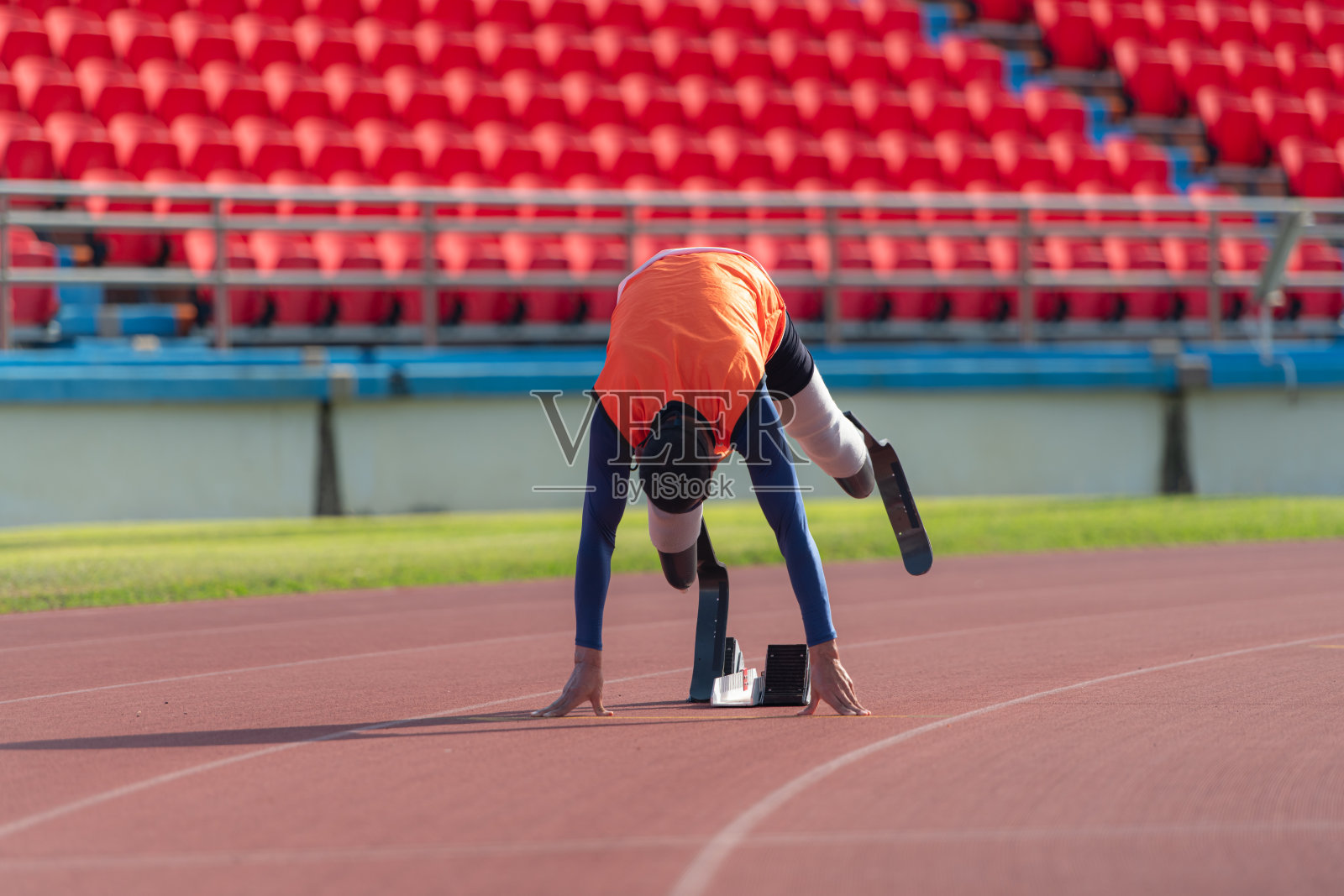 残疾运动员在出发位置准备在赛场跑道上奔跑照片摄影图片