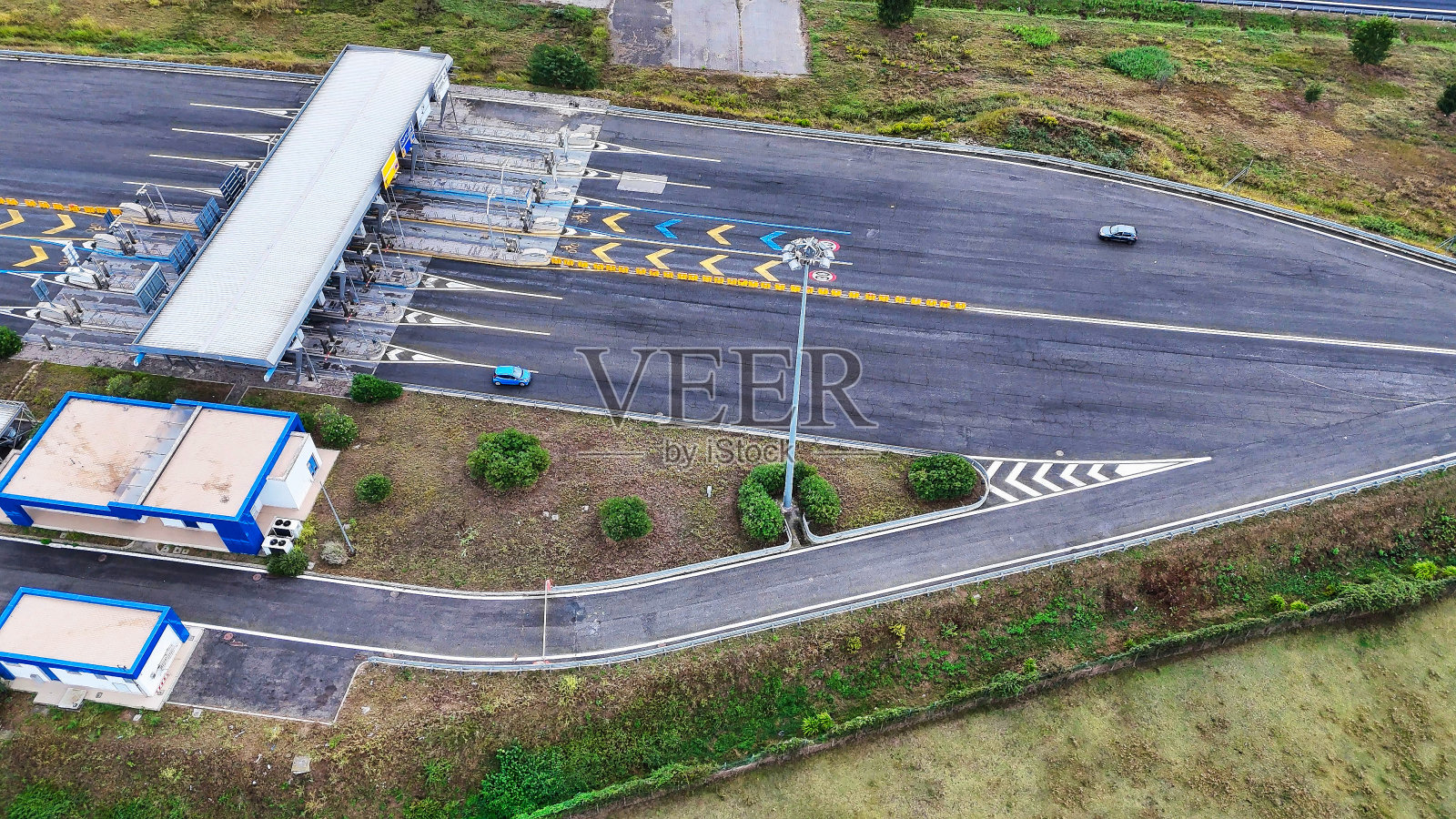 现代交通与高速公路的Arial视图公路俯视图。重要的基础设施。照片摄影图片