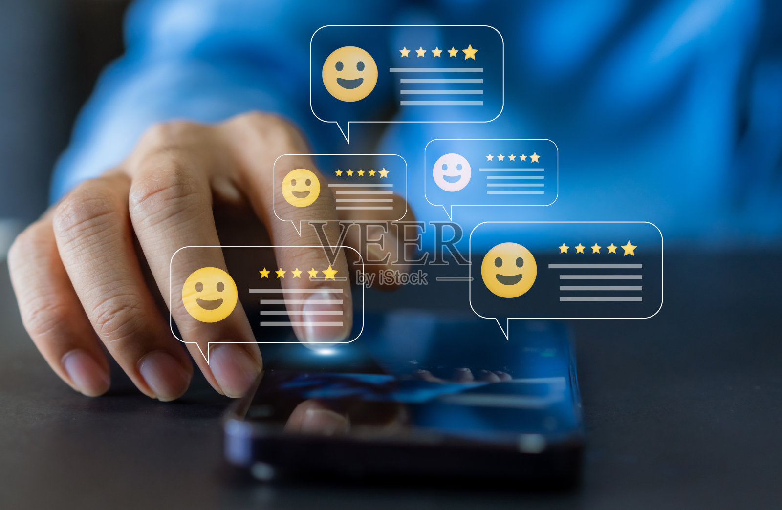 客户服务和满意理念,五星,客户,商务人士触摸手机屏幕上的快乐笑脸图标,质量保证,给予满意的服务。评价非常深刻照片摄影图片