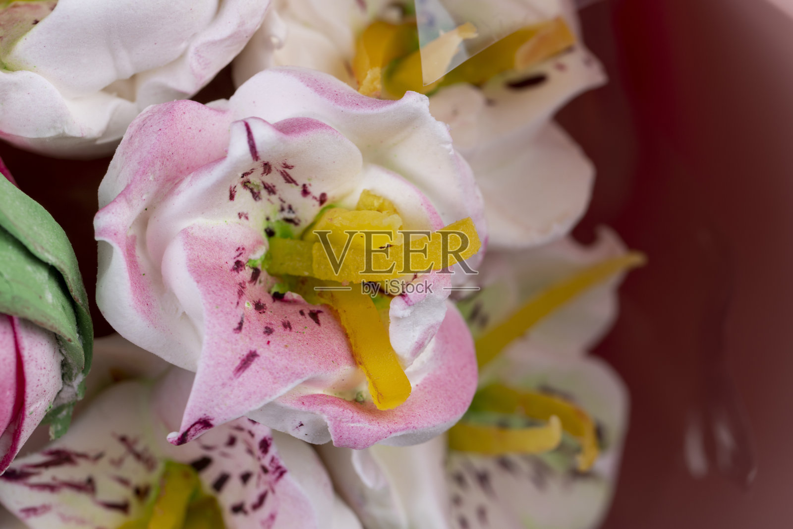 装饰用可食用的棉花糖做成的装饰花照片摄影图片